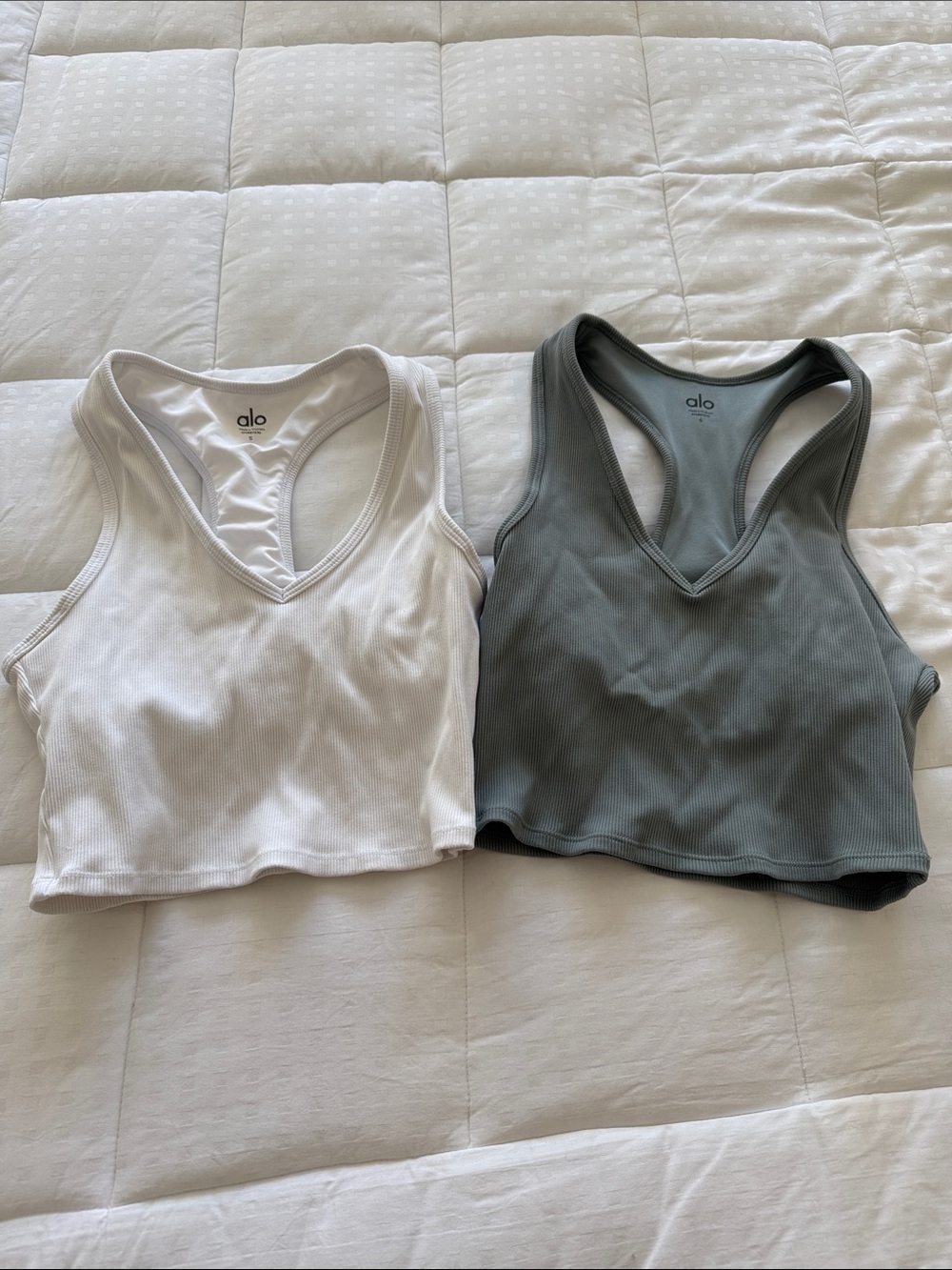 ALO Yoga Ribbed V-Neck Cropped Tank - White & Sage